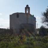 Una piccola chiesetta di campagna curata da un intero quartiere. � la curiosa storia della Madonna del Popolo, luogo di culto ottocentesco che si erge, immerso nei campi incolti, nel rione Loseto di Bari